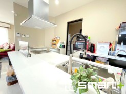 ～パントリーのあるお住まい～
・キッチン横にパントリー（食糧庫）をご用意。買い溜めした食材などはもちろん、ティッシュなどの置場としてもご利用いただけます。
・ぜひ現地でご確認くださいませ。
