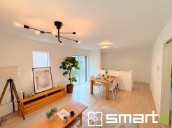 ～穏やかな陽の入るＬＤＫ～
・大きな窓のあるＬＤＫは陽当りも良好で明るい空間となっております。
・ご家族団らんなど過ごす時間の多いＬＤＫが明るいのは嬉しいポイントですね。
