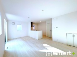 ～穏やかな陽の入るＬＤＫ～
・大きな窓のあるＬＤＫは陽当りも良好で明るい空間となっております。
・ご家族団らんなど過ごす時間の多いＬＤＫが明るいのは嬉しいポイントですね。
