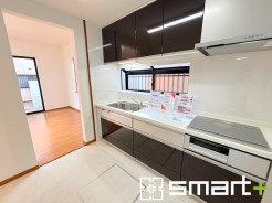 ～ＩＨクッキングヒーター～
・ＩＨは火事のリスク低減に加え、上昇気流が発生しないため換気扇が汚れづらいなどメリット沢山なんです。
・詳細は担当までお問合せ下さいませ。
