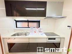 ～リビングを有効活用～
・キッチンは対面式ではなく壁側にございますので、お部屋の中の空間を有効活用できます。
・現地ではぜひ家具の配置などもイメージしながらご見学くださいませ。
