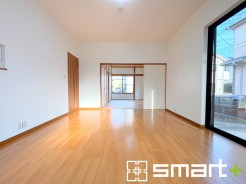 ～穏やかな陽の入るＬＤＫ～
・大きな窓のあるＬＤＫは陽当りも良好で明るい空間となっております。
・ご家族団らんなど過ごす時間の多いＬＤＫが明るいのは嬉しいポイントですね。
