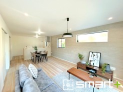 ～穏やかな陽の入るＬＤＫ～
・大きな窓のあるＬＤＫは陽当りも良好で明るい空間となっております。
・ご家族団らんなど過ごす時間の多いＬＤＫが明るいのは嬉しいポイントですね。
