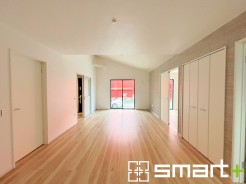 ～穏やかな陽の入るＬＤＫ～
・大きな窓のあるＬＤＫは陽当りも良好で明るい空間となっております。
・ご家族団らんなど過ごす時間の多いＬＤＫが明るいのは嬉しいポイントですね。
