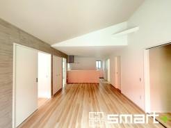 ～余裕の空間が広がるＬＤＫ～
・１９帖あるＬＤＫはご家族団らんのお時間を余裕の広さで演出してくれます。
・ご内覧の際は家具の配置などもイメージしながらご覧くださいませ。
