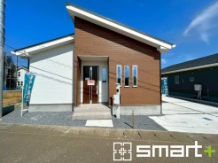 ～平屋で快適な暮らし～
・ワンフロアで開放的な空間が広がる平屋。生活動線がスムーズでご家族とのコミュニケーションも増えますね。
・将来的にもバリアフリー対応がしやすい間取りプランです。