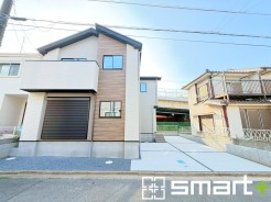 ～モダンな印象の外観～
・木目調×ホワイトカラーでオシャレな印象の外観。
・木目調の外壁アクセントは幅広いテイストにマッチし、住まいに温かみや高級感を与えてくれる人気のデザインです。
