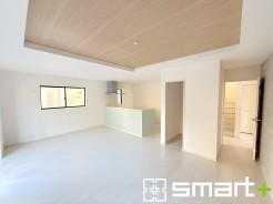 ～折り上げ天井のあるＬＤＫ～
・一部天井を高くする折り上げ天井を配する事で縦への空間が生まれ、開放感のある広々とした仕様に。
・ぜひ現地でその魅力をご体感くださいませ。
