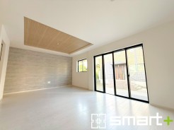 ～穏やかな陽の入るＬＤＫ～
・大きな窓のあるＬＤＫは陽当りも良好で明るい空間となっております。
・ご家族団らんなど過ごす時間の多いＬＤＫが明るいのは嬉しいポイントですね。
