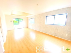 ～穏やかな陽の入るＬＤＫ～
・大きな窓のあるＬＤＫは陽当りも良好で明るい空間となっております。
・ご家族団らんなど過ごす時間の多いＬＤＫが明るいのは嬉しいポイントですね。
