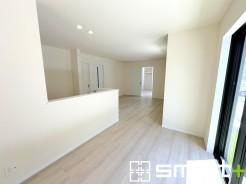 ～家族団らん明るい食卓～
・窓からたっぷりの陽光が差し込む明るいダイニング。ご家族みんなで食卓を囲む素敵なひと時を。
・出来立てのお料理を運ぶのにも、食器の後片付けもラクラクなカウンターキッチン。
