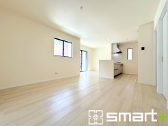 ～穏やかな陽の入るＬＤＫ～
・大きな窓のあるＬＤＫは陽当りも良好で明るい空間となっております。
・ご家族団らんなど過ごす時間の多いＬＤＫが明るいのは嬉しいポイントですね。