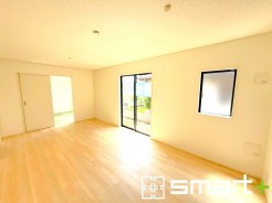 ~日当り良好のLDK~
・たくさんの窓からたっぷりの陽光が差し込む明るいリビングで寛ぎのひと時を。
・出来立てのお料理を運ぶのにも、食器の後片付けもラクラクなカウンターキッチン。
(2号棟)