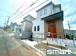 ～明るさを感じる外観～
・外壁は２トーンカラーを採用し、デザイン性に優れた見た目となっております。
・帰宅した際にホッと感じるような飽きのこない外観。ぜひ現地でご確認くださいませ。
