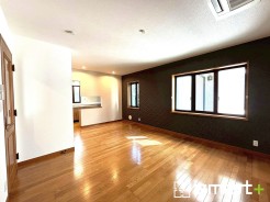 ～穏やかな陽の入るＬＤＫ～
・大きな窓のあるＬＤＫは陽当りも良好で明るい空間となっております。
・ご家族団らんなど過ごす時間の多いＬＤＫが明るいのは嬉しいポイントですね。