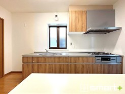 ～収納たっぷり独立型キッチン～
・臭いや油、水周りの音などがリビングなどに届きにくい独立型キッチン。
・リビングとのコーディネートも気にせず自分好みのキッチン空間を作ることが出来ます。
