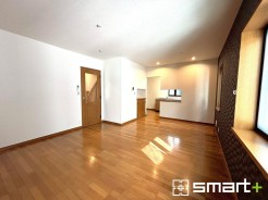 ～日当り良好のＬＤＫ～
・窓からたっぷりの陽光が差し込む明るいリビングで寛ぎのひと時を。
・柔らかみのあるナチュラルカラーで、家具やカーテンの色も選びやすいです。
