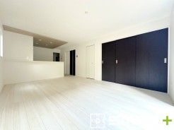 ～余裕の空間が広がるＬＤＫ～
・16帖あるＬＤＫはご家族団らんのお時間を余裕の広さで演出してくれます。
・ご内覧の際は家具の配置などもイメージしながらご覧くださいませ。
