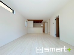 ～日当り良好のＬＤＫ～
・穏やかな陽だまりに包まれる居心地の良いＬＤＫは、ご家族が自然と集まる憩いのスペースになりそうですね。
・柔らかみのあるナチュラルカラーで、家具やカーテンの色も選びやすいです。
(１号棟)