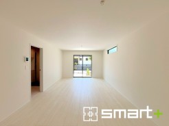 ～穏やかな陽の入るＬＤＫ～
・大きな窓のあるＬＤＫは陽当りも良好で明るい空間となっております。
・ご家族団らんなど過ごす時間の多いＬＤＫが明るいのは嬉しいポイントですね。
(１号棟)