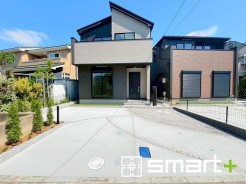 ～モダンな印象を与える外観～
・シックな色彩の２トーンカラーを採用する事でモダンでお洒落な印象の外観となっております。
・毎日家に帰ってくることが誇らしくなる高級感のある仕様。
(１号棟)