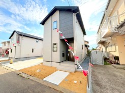 ～スタイリッシュな外観～
・重厚感のあるネイビーと清潔感のあるホワイトの組み合わせが、洗練されたクールな雰囲気を醸し出しています。
・すっきりと洗練された印象のお住まいになりますね。
(1号棟)