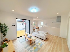 ～日当り良好のＬＤＫ～
・たくさんの窓からたっぷりの陽光が差し込む明るいリビングで寛ぎのひと時を。
・出来立てのお料理を運ぶのにも、食器の後片付けもラクラクなカウンターキッチン。
(1号棟)