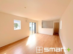 ～穏やかな陽の入るＬＤＫ～
・大きな窓のあるＬＤＫは陽当りも良好で明るい空間となっております。
・ご家族団らんなど過ごす時間の多いＬＤＫが明るいのは嬉しいポイントですね。
