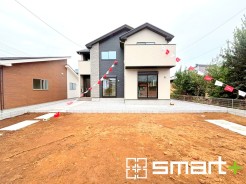 ～落ち着いた雰囲気の外観～
・シックなツートンカラーにブリック柄をあしらった落ち着きのある雰囲気に仕上げております。
・重厚感があって洗練されたクールな印象で人目を引くこと間違いなしです。
