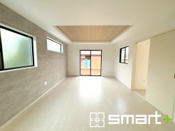 ～穏やかな陽の入るＬＤＫ～
・大きな窓のあるＬＤＫは陽当りも良好で明るい空間となっております。
・ご家族団らんなど過ごす時間の多いＬＤＫが明るいのは嬉しいポイントですね。
