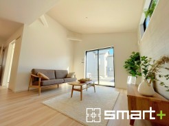 ～穏やかな陽の入るＬＤＫ～
・大きな窓のあるＬＤＫは陽当りも良好で明るい空間となっております。
・ご家族団らんなど過ごす時間の多いＬＤＫが明るいのは嬉しいポイントですね。
