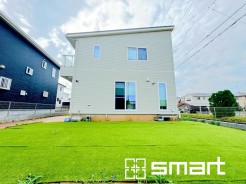 ～人工芝のある綺麗なお庭～
・標準で人工芝を敷設しておりますので、見た目にも綺麗なお庭となっております。
・人工芝の場合雑草が生えてこず、管理が楽なのも嬉しいポイントです。
