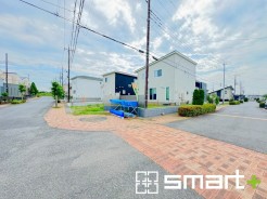 ～閑静な住宅街の立地～
・周辺は閑静な住宅街となっておりますので、静かな暮らしをご実現いただけます。
・前面道路の交通量も多くないので、小さなお子様がいるご家庭でもご安心ですね。
