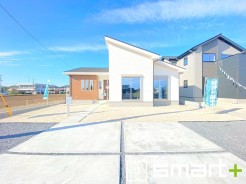 ～明るさを感じる外観～
・外壁は２トーンカラーを採用し、デザイン性に優れた見た目となっております。
・帰宅した際にホッと感じるような飽きのこない外観。ぜひ現地でご確認くださいませ。
