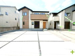 ～モダンな印象の外観～
・ホワイトカラーに木目調をアクセントとしたことで温かみのある落ち着いた印象の外観。
・木目調の外壁アクセントは幅広いテイストにマッチし、人気のデザインです。