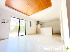 ～穏やかな陽の入るＬＤＫ～
・大きな窓のあるＬＤＫは陽当りも良好で明るい空間となっております。
・ご家族団らんなど過ごす時間の多いＬＤＫが明るいのは嬉しいポイントですね。