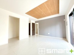 ～折り上げ天井のあるＬＤＫ～
・一部天井を高くする折り上げ天井を配する事で縦への空間が生まれ、開放感のある広々とした仕様に。
・ぜひ現地でその魅力をご体感くださいませ。