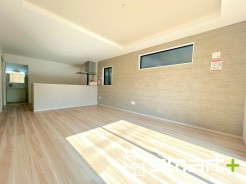 ～穏やかな陽の入るＬＤＫ～
・大きな窓のあるＬＤＫは陽当りも良好で明るい空間となっております。
・ご家族団らんなど過ごす時間の多いＬＤＫが明るいのは嬉しいポイントですね。
