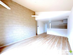 ～余裕の空間が広がるＬＤＫ～
・20.5帖あるＬＤＫはご家族団らんのお時間を余裕の広さで演出してくれます。
・ご内覧の際は家具の配置などもイメージしながらご覧くださいませ。
