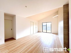 ～穏やかな陽の入るＬＤＫ～
・大きな窓のあるＬＤＫは陽当りも良好で明るい空間となっております。
・ご家族団らんなど過ごす時間の多いＬＤＫが明るいのは嬉しいポイントですね。
