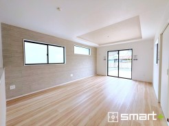 ～穏やかな陽の入るＬＤＫ～
・大きな窓のあるＬＤＫは陽当りも良好で明るい空間となっております。
・ご家族団らんなど過ごす時間の多いＬＤＫが明るいのは嬉しいポイントですね。