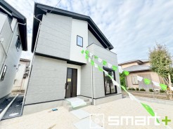 ～スタイリッシュな外観～
・２色のコントラストがオシャレでスタイリッシュな印象に見せてくれますね。
・重厚感のあるグレー系お外観は洗練されたクールな雰囲気になります。