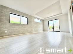 ～家族団らんにピッタリのＬＤＫ～
・窓からたっぷりの陽光が差し込むＬＤＫはご家族が自然と集まる憩いのスペース。
・アクセントクロスでシンプルなお部屋もメリハリのある空間に。
