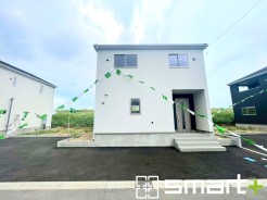 ～シンプルかつオシャレな白い外観～
・外壁をホワイトカラーにする事でクラシカルな印象の外観になりますね。
・高級感も出るので毎日家に帰るのが誇らしくなります。ぜひ現地でご確認くださいませ。
