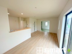 ～家族団らんにピッタリの広々リビング～
・穏やかな陽だまりに包まれる居心地の良いＬＤＫは、ご家族が自然と集まる憩いのスペースになりそうですね。
・隣接の和室をリビングの続き間として利用すれば２２帖の広々空間になります。