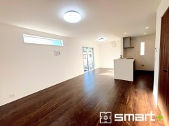 ～穏やかな陽の入るＬＤＫ～
・大きな窓のあるＬＤＫは陽当りも良好で明るい空間となっております。
・ご家族団らんなど過ごす時間の多いＬＤＫが明るいのは嬉しいポイントですね。
