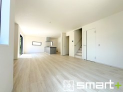 ～余裕の空間が広がるＬＤＫ～
・約23帖あるＬＤＫはご家族団らんのお時間を余裕の広さで演出してくれます。
・ご内覧の際は家具の配置などもイメージしながらご覧くださいませ。
