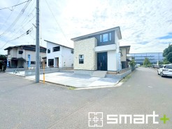 ～開放感ある角地のお住まい～
・２方向が空く事で開放感のある角地に位置しております。
・窮屈な感じが無く、ゆったりと暮らせるこの魅力をぜひ現地でご体感くださいませ。
