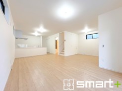 ～床暖房付きリビング～
・足元ポカポカ床暖房付きのリビングで寛ぎのひと時をお過ごしいただけます。
・家事をしながらご家族との会話が楽しめる人気のカウンターキッチンも魅力。