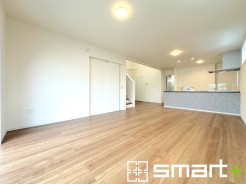 ～穏やかな陽の入るＬＤＫ～
・穏やかな陽だまりに包まれる居心地の良いＬＤＫは、ご家族が自然と集まる憩いのスペースに。
・料理と洗濯、片付けなど並行して家事を進める時に便利な回遊動線。